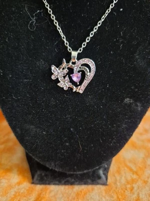 Collar enchapado en plata de 18" con pedrería púrpura mariposa y corazón Foto 1 de 4