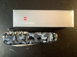 Victorinox Huntsman Schweizermesser - Navy Camouflage NEU - Picture 1 of 4