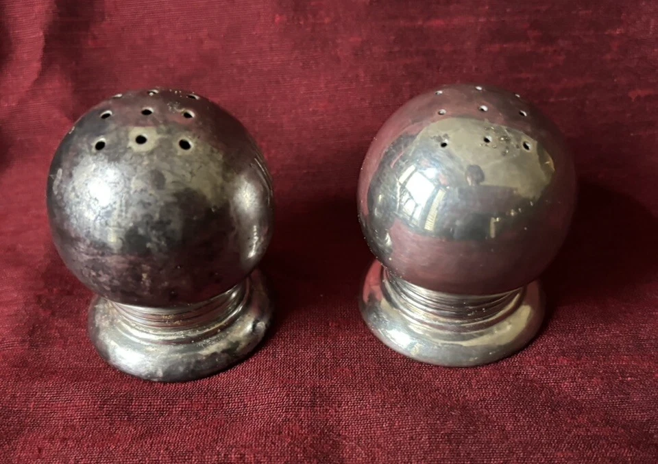 Set Space Age Lunt Sterling Silver Round Salt & Pepper Shakers. W Monogram. - Imagem 1 de 4