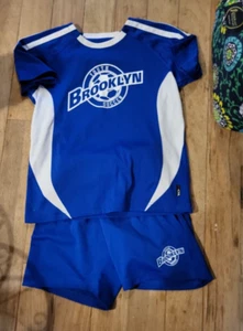 BLAU/WEISS JUNGEN BROOKLYN JUGEND FUSSBALLTRIKOT/SHORTS GRÖSSE SMALL - Bild 1 von 1