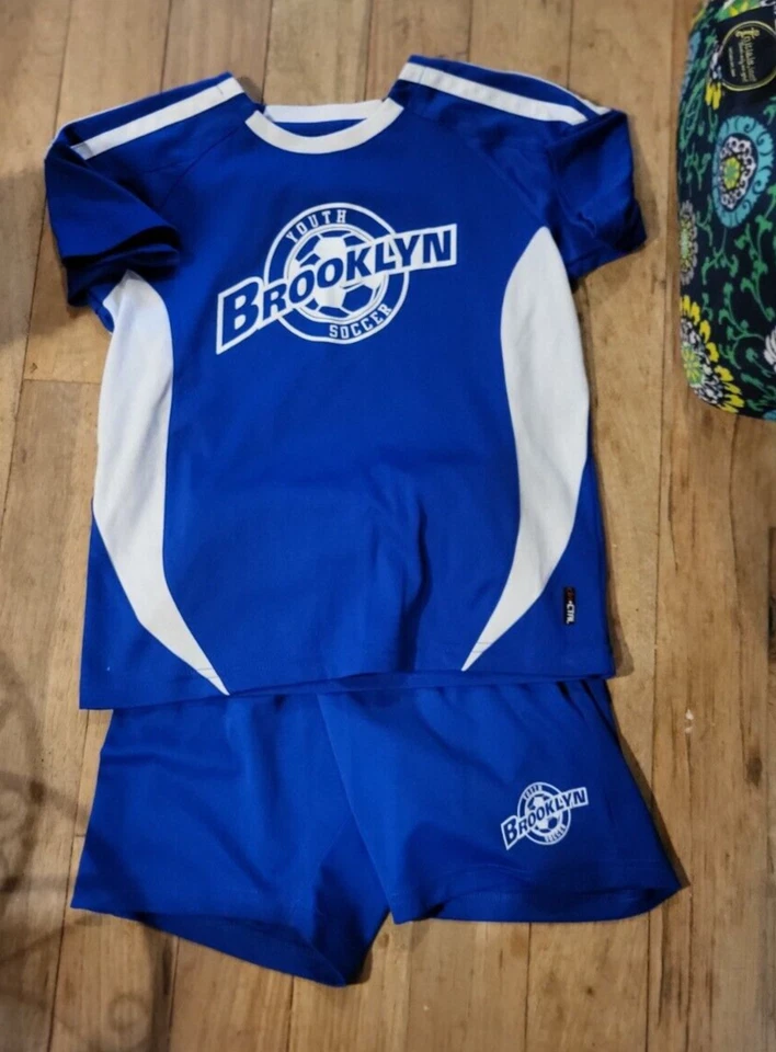 CAMISA/SHORTS DE FUTEBOL JUVENIL AZUL/BRANCO MENINOS BROOKLYN TAMANHO PEQUENO - Imagem 1 de 1
