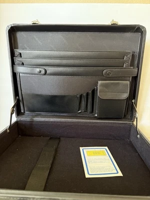 Maletín Samsung de cuero Attache Business negro clásico forrado de gamuza Foto 1 de 4