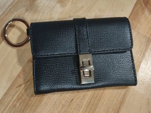 Henri Bendel Guijarro Cuero Negro Llavero Cambio Identificación Cartera - Imagen 1 de 10