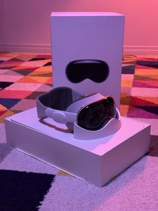 Pristine Apple Vision Pro 1TB , Knit Band - M, Dual Band - M, Light Seal - 11W  - Picture 1 of 12