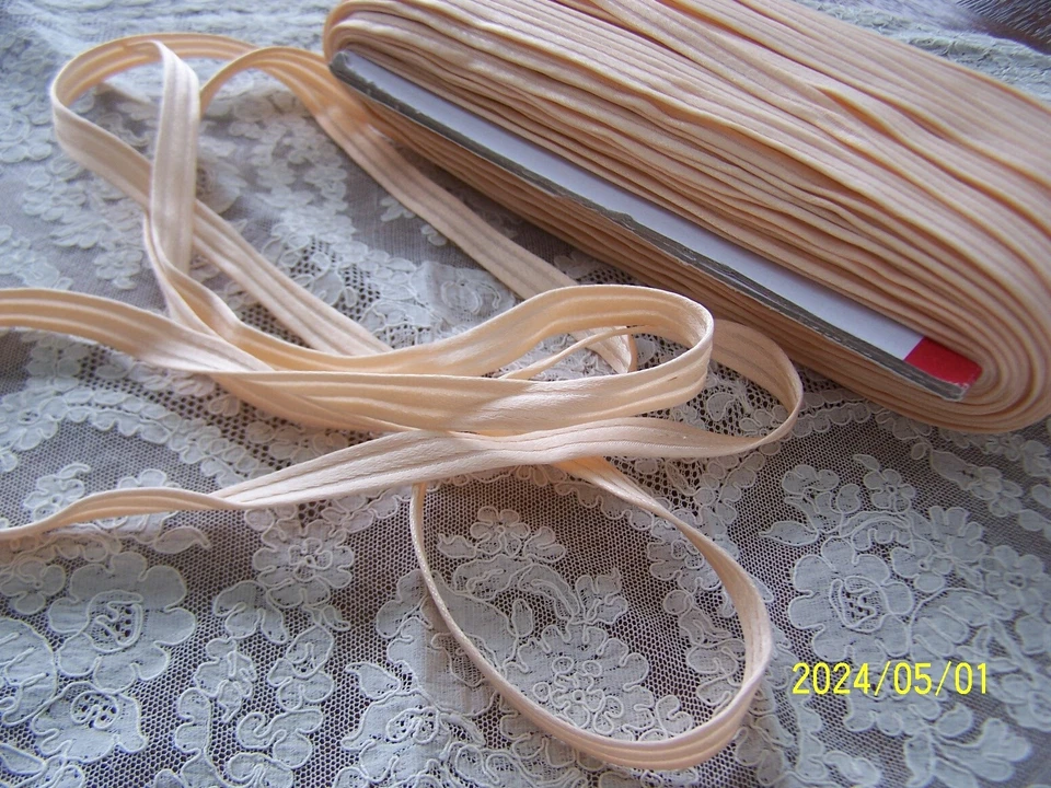 Ancien ruban en soie rose saumon. Superbe. Art Déco. Vendu au mètre. N°154 - Photo 1/4