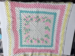 Handgefertigte gehäkelte Baby Puppe Decke Afghan Überwurf 32 Zoll Quadrat Rosa Gelb Weiß - Bild 1 von 8