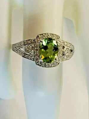 Anillo de boda para mujer de peridoto verde creado en laboratorio ovalado de 2 quilates enchapado en oro blanco de 14 quilates Foto 1 de 4