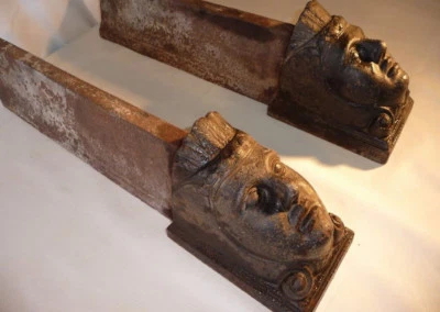 Paire de chenets en fonte Grand modèle Décor têtes d'indien coiffée de plumes - Photo 1/3