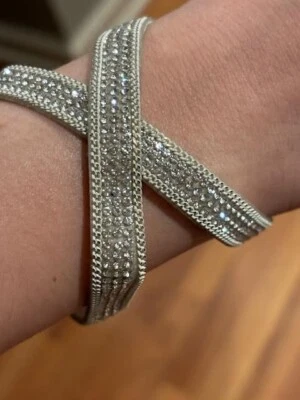 Pulsera envolvente Plunder Beverly con pedrería, cierre magnético Foto 1 de 2