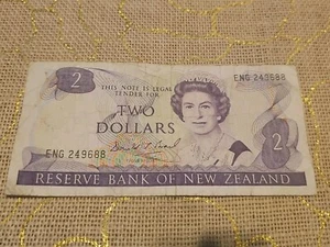 1980s QUEEN ELIZABETH NEW ZEALAND TWO DOLLAR PAPER MONENY - Picture 1 of 2