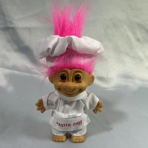 Vintage Troll Puppe 4 cm groß mit hellrosa Haaren und "Meisterkoch" Outfit - Bild 1 von 6