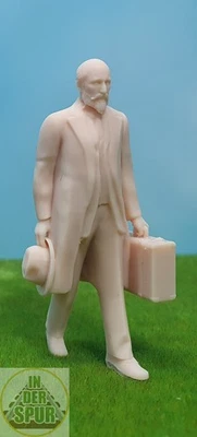 Spur 1 Modelfigur Reisender Edgar 1:32 Modellbahn Bahnhof Epoche II III IV - Bild 1 von 4