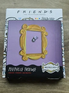 Friends gelber Guckloch Bilderrahmen Tür TV Show Monica hängend F-R-I-E-N-D-S - Bild 1 von 5