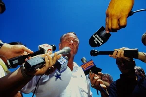 Barry Switzer Original 35mm Slide 1995 Dallas Cowboys Minicamp - Picture 1 of 2