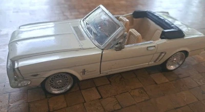 Signature Cream Color 1964 1/2 Ford Mustang Convertible Die Cast 1:24 Car ss7711 - Image 1 of 4