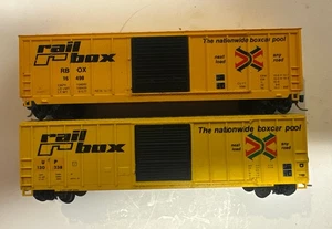 Roundhouse N Scale Lot Of 2 RailBox 50' Box Cars W/ Knuckle Couplers - Picture 1 of 11