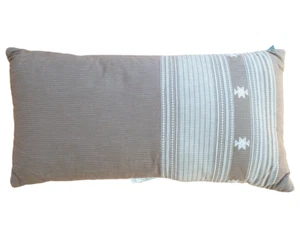 Cojín de almohada decorativo tejido oblongo THRESHOLD, marrón, 24 x 12 in. - Imagen 1 de 2