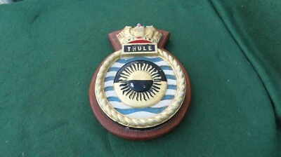 WW 2 ROYAL NAVY HM S/M THULE  P325 CAST ALUMINIUM SHIPS PLAQUE ON WOODEN BACKING - Image 1 of 4