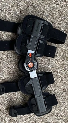 Rodillera Breg T Scope Premier Post Op con bisagras soporte de recuperación ajustable Foto 1 de 4