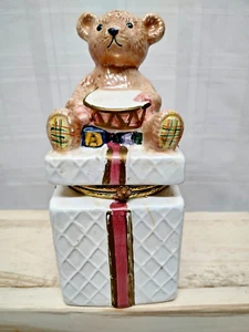 Holiday Collection Geschenke Teddybär auf Weihnachtsgeschenk Klappbox Deko - Bild 1 von 12