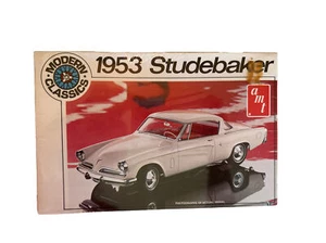 AMT Studebaker 1953 Commander Starliner 1:25 Scale Modern Collection Kit - Picture 1 of 3