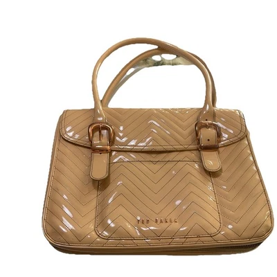 Bolso de Mano Ted Baker Acolchado Cuero Charol Desnudo Cierre Imán Expandible Foto 1 de 4