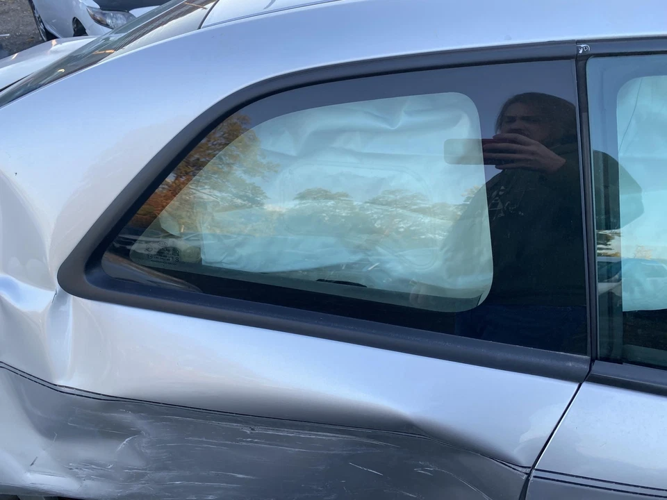 Used Right Quarter Glass fits: 2011 Kia Forte Cpe R. w/o solar Right Grade A - Imagem 1 de 4