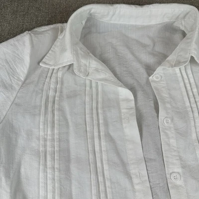 Camisa plisada mediana de algodón con botones de lino blanco para mujer Foto 1 de 4