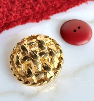 CHANEL 1992 VINTAGE GOLD BASKETWEAVE XL  JACKET 2 BUTTONS W/ TWEED FABRIC SWATCH - Image 1 of 4