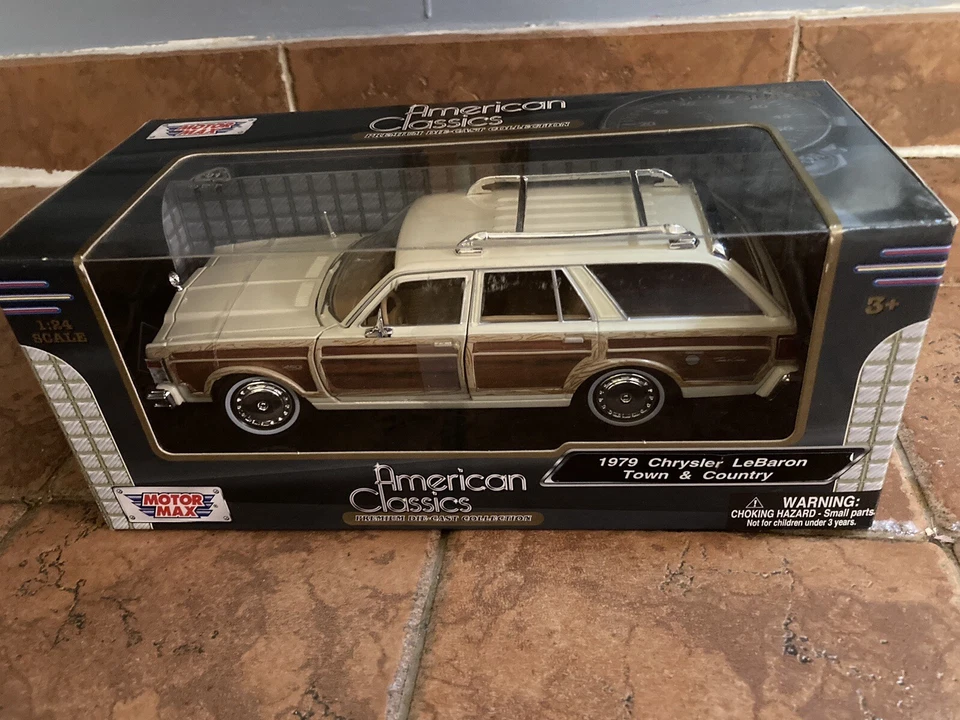 1/24 MOTORMAX 1979 CHRYSLER LeBaron Town & Country Diecast Model Car Cream 73331