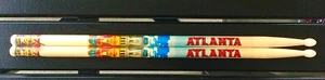 2017 HARD ROCK CAFE ATLANTA CITY TEE ART DRUMSTICKS - Picture 1 of 2