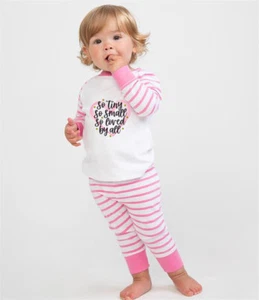 Kinder Mädchen Set Rosa Schlafanzug So Tiny So Small Langarm Nachtwäsche Baby 6M bis 4Y - Bild 1 von 7