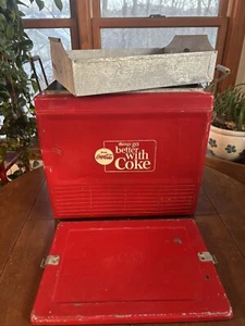 Glacière métal Coca-Cola "Les choses vont mieux avec le coke" glacière années 60 complète ! - Photo 1 sur 20