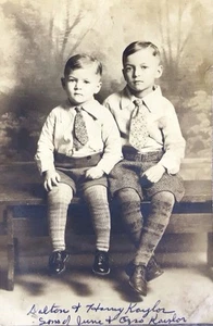 FOTO d'epoca anni '10 belle 2 calze di lana giovani ragazzi fratelli RPPC - Foto 1 di 2