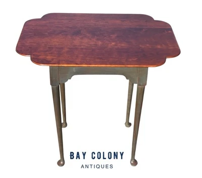 Mesa auxiliar vintage estilo Queen Anne Eldred Wheeler cereza con tapa festoneada Foto 1 de 4