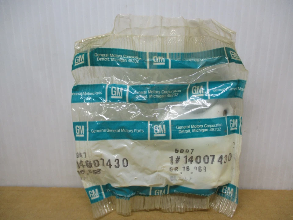 Abrazadera de espejo retrovisor GM 14007430 genuina OEM Chevrolet G10 G15 G20 G30 G35 Van Foto 1 de 3