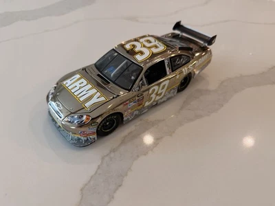 Coche diecast Ryan Newman White Gold Elite 2010 Army Stewart Haas 1:24 NASCAR Foto 1 de 4