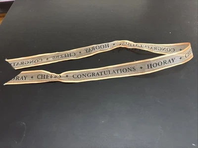 Corbata de cinta “Saludos” “Felicitaciones” “Hooray” tono dorado 25 pulgadas de largo Foto 1 de 3