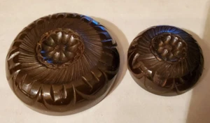 Zwei Knöpfe 1 1/2 Zoll LG & 1 kleiner braun Vintage Bakelit Kunststoff - Bild 1 von 9