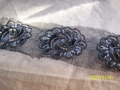 Ancienne application au fil de soie sur tulle. Couleur gris clair et foncé. N°58 - Photo 1/3
