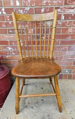 Silla antigua de madera curvada de roble con respaldo de husillo inferior Foto 1 de 4