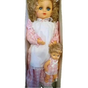 Muñeca mecedora musical vintage June & Julie de 19" con muñeca bebé de 6", en caja original - Imagen 1 de 14