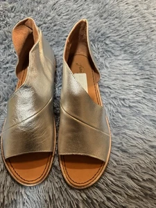 NWOB FREE PEOPLE Mont Blanc Asymmetrical Open Toe Sandals Silver Leather Size 39 - Picture 1 of 11