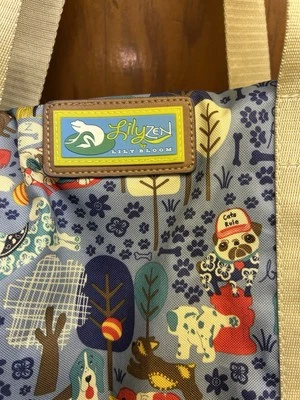 Bolsa de viaje de lona Lily Zen de Lily Bloom “Who Let The Dogs Out” Foto 1 de 4