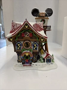DEPT 56 Disney Mickeys Nordpol Ferienhaus X-Mas Wetterfahne fehlt - Bild 1 von 12