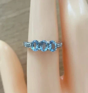 Anillo de tres piedras de topacio y diamantes de oro blanco azul de 9 quilates, talla O del Reino Unido, talla 54 de la UE - Imagen 1 de 6