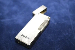 DATSUN  FEUERZEUG  -  Farbe silber  - Datsun  Nissan - Bild 1 von 6