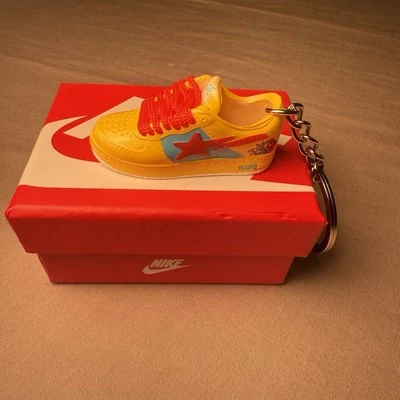 Llavero 3D Zapatilla Deportiva Bape/Marvel con Caja de Almacenamiento Nike Foto 1 de 4