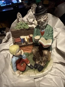 Lefton alter Mann auf Bank liest einem kleinen Jungen eine Porzellanfigur 7 Zoll H - Bild 1 von 2