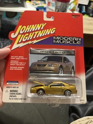 Johnny Lightning 2000 福特野马 GT 现代肌肉压铸 1: 64 金色 — 第 1/4 张图片